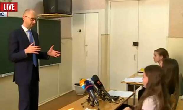 Яценюк обнаружил у Цукерберга одесские корни и призвал украинцев бежать из ВКонтакте 
