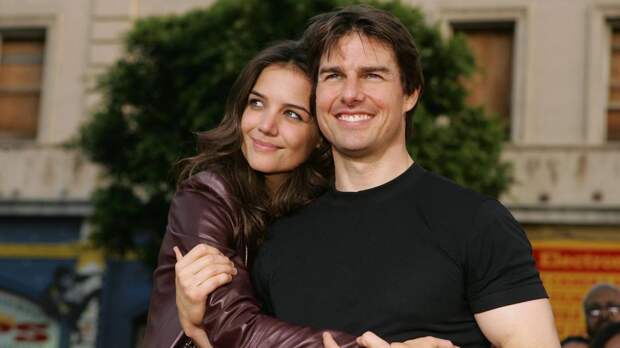 «Я бы очень хотела, чтобы он был в моей жизни»: 19-летняя дочь Тома Круза замечена на шопинге с матерью в Нью-Йорке