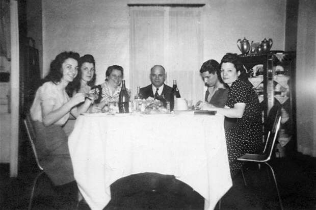 Более 70 лет женщина ухаживала за могилой незнакомого ей солдата, пока она не смогла разыскать его родственников