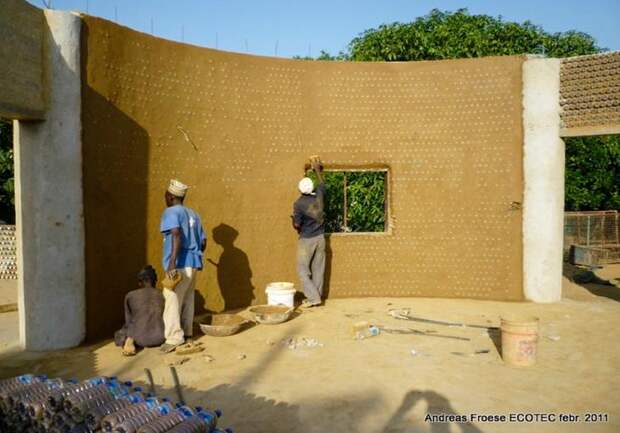 Нигерийцы строят огнеупорные, пуленепробиваемые и экологические дома из пластиковых бутылок и грязи