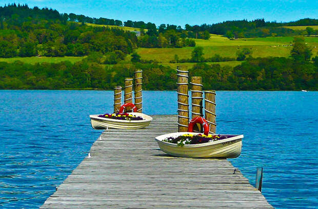 Живописная деревня на озере Лох-Ломмонд в Шотландии
