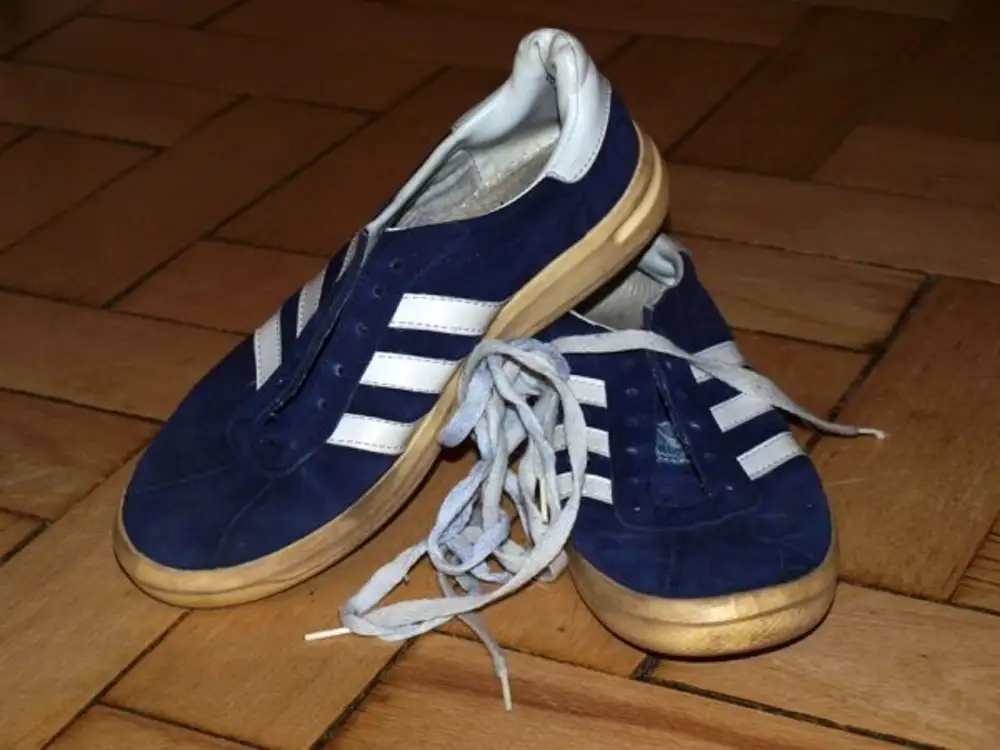 Старые кроссовки купить. Кроссовки адидас 1980 замша. Кеды адидас мужские синие 90-х. Кеды адидас 80х. Адидас синие кроссовки 90.