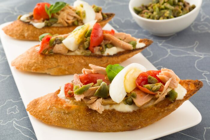 Тосты с яйцом и тунцом. \ Фото: cansgetyoucooking.com.