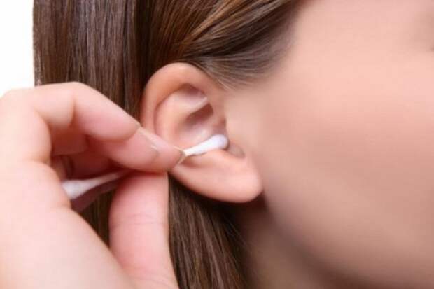 Нужно ли вычищать ушную серу из уха?