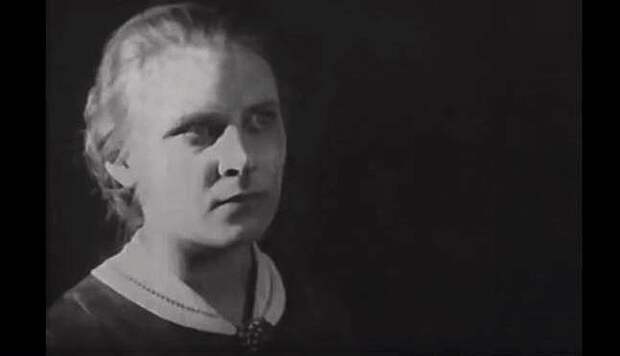 Алла Тарасова в фильме "Раскольников", 1923 год Алла Тарасова в фильме "Раскольников", 1923 год