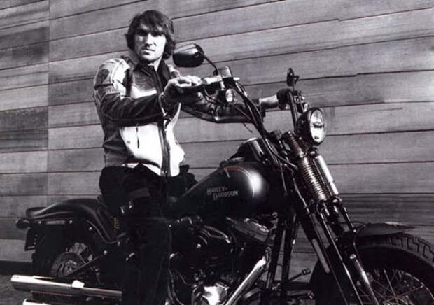 Хоккеист Александр Овечкин за рулем Harley-Davidson