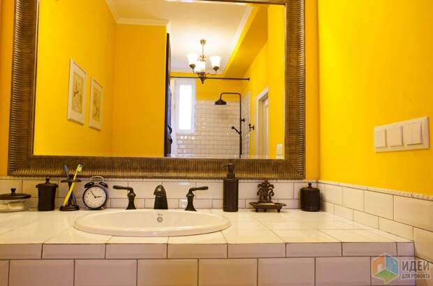 Желтая ванная, смесители в стиле ретро