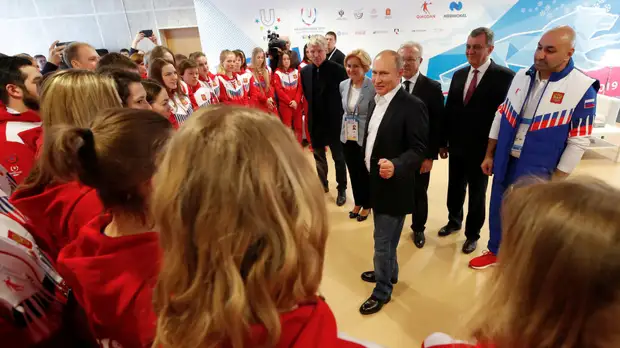 Путин вышел к болельщикам во время Универсиады
