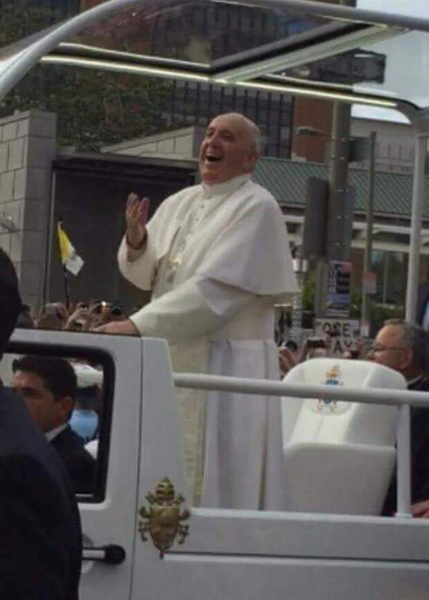 ребенок в костюме Папы Римского, ребенок в костюме рассмешил Папу Римского, Папа Римский и ребенок в костюме Папы Римского