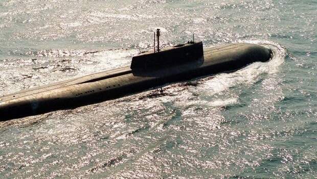 Ракетная атомная подводная лодка в море