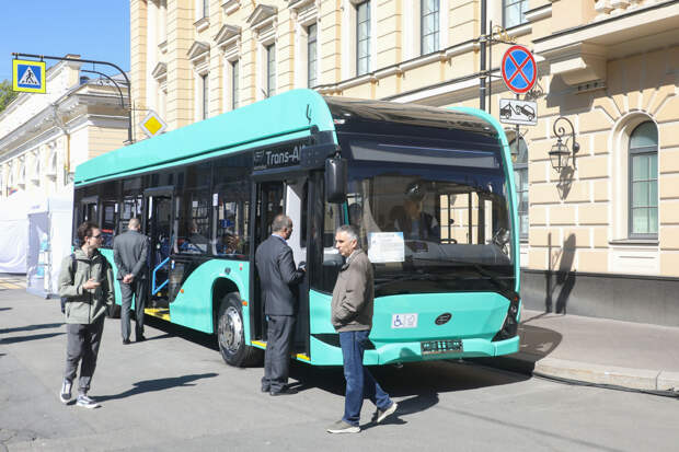 На Манежной площади в Петербурге открылась выставка инновационного транспорта