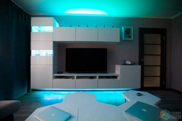 Цветная светодиодная подсветка, телевизор в гостиной