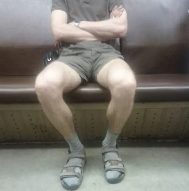 Мужчина сидит раздвинув. Мужчина с расставленными ногами. Мужские ноги сидя. Раздвинутые мужские ноги. Парень с раздвинутыми номаги.