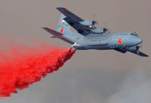C-130, американский транспортный самолёт, в ходе пожаротушения. С них же над Вьетнамом распылялся иодид серебра в ходе операции «Попай» (1967–1972).  commons.wikimedia.org - «Божья рука»: проект рукотворного потопа 1915 года | Военно-исторический портал Warspot.ru