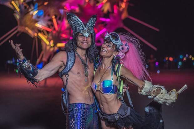 Фестиваль Burning Man прекрасный повод для проведения оригинальной свадьбы