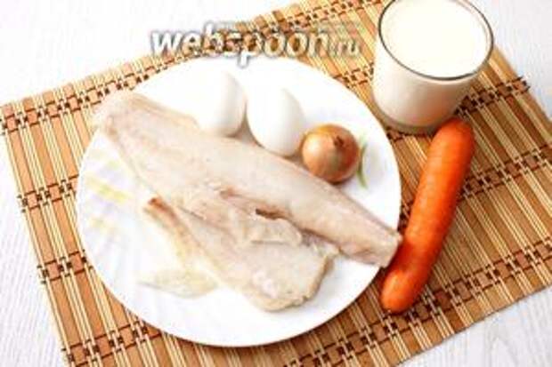 Для приготовления нам понадобится филе любой рыбы, лук репчатый, масло сливочное, морковь, молоко, куриные яйца, сыр твёрдый и перец чёрный молотый.