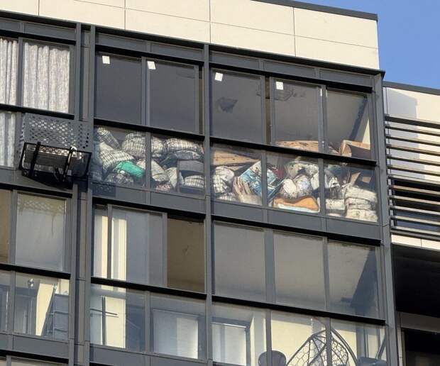 Жители Коммунарки пожаловались на собирающего мусор в квартире соседа