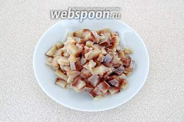 Филе сельди нарезать небольшими кубиками.