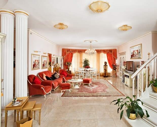 классическая комната с красным диваном