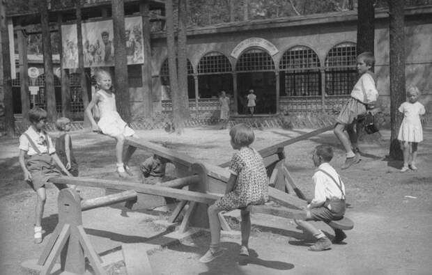 Детский городок в Сокольниках. Сергей Васин, 1940 год, г. Москва, из архива МАММ/МДФ.