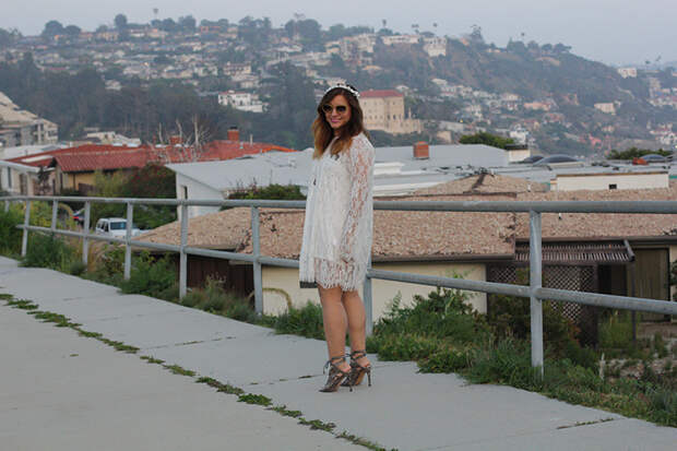 Outfit style white lace dress black heels and clutch by Rossana Vanoni