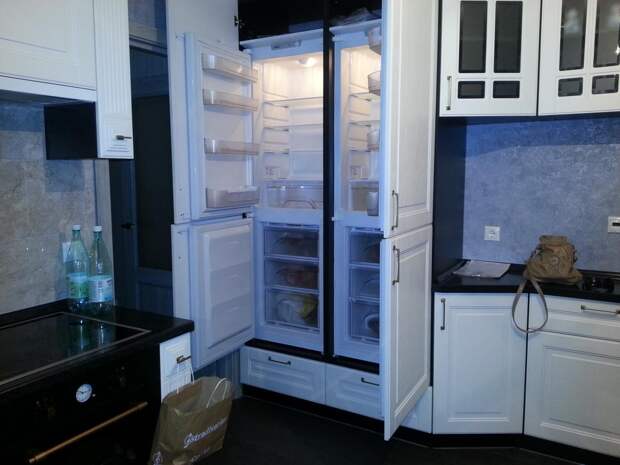 Белая просторная кухня, холодильник side by side