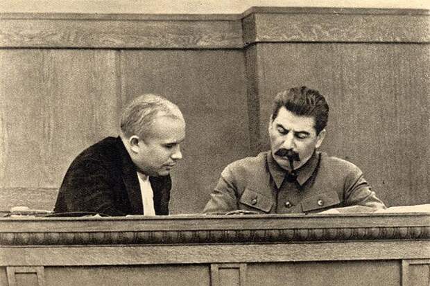 Иосиф Сталин и Никита Хрущев в президиуме сессии ЦИК СССР, 1936 год.jpg