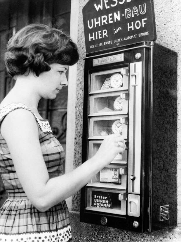 1960-е. Жительница Берлина выбирает часы.