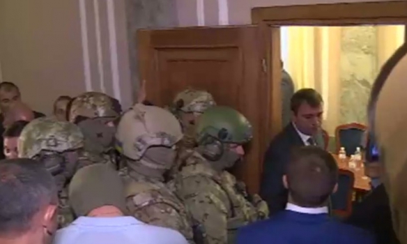 В Раду зашли вооруженные автоматчики: возможна массовая зачистка партии Олега Ляшко В Раду зашли вооруженные автоматчики: возможна массовая зачистка партии Олега Ляшко