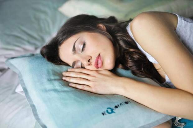 Чем вреден сон дольше 9 часов и какая поза способна предотвратить опасную болезнь