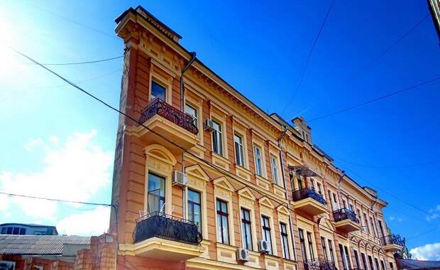 Самый знаменитый тонкий дом Одессы.
