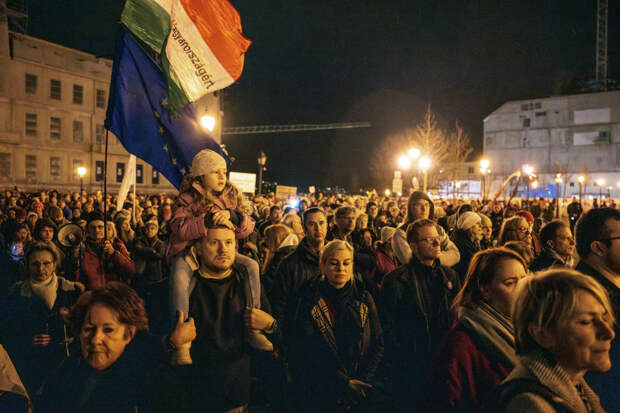 По методичке цветной революции: В Венгрии из ниоткуда возник противник Орбана