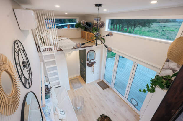Открытая планировка нижнего уровня. | Фото: tinyhousetalk.com.
