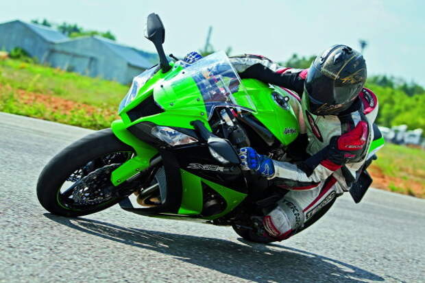 Продвинутая электроника и линейность характеристик двигателя Kawasaki ZX-10R одновременно граничат с недостатком мощности на &laquo;низах&raquo; и &laquo;середине&raquo;. И это было бы не так заметно, если бы передаточные числа были &laquo;покороче&raquo;.