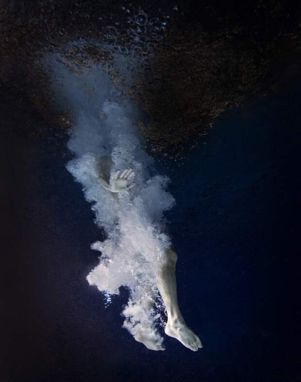Девушки в воде на снимках Меган Огилви Девушки в воде на снимках Меган Огилви
