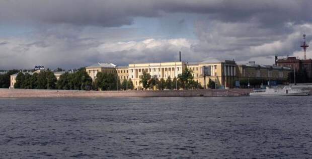 Вид на Михайловское артиллерийские академию и училище со стороны набережной Невы (Санкт-Петербург)./Фото: p0.citywalls.ru Вид на Михайловское артиллерийские академию и училище со стороны набережной Невы (Санкт-Петербург)./Фото: p0.citywalls.ru