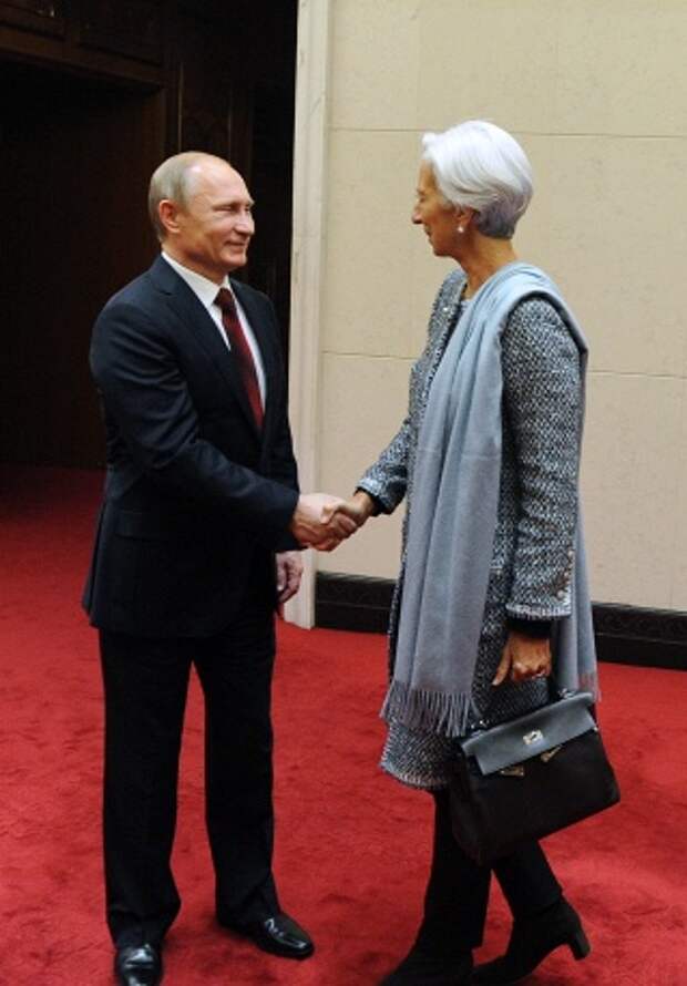 Президент РФ Владимир Путин и глава Международного валютного фонда Кристин Лагард на встрече в рамках делового саммита форума АТЭС