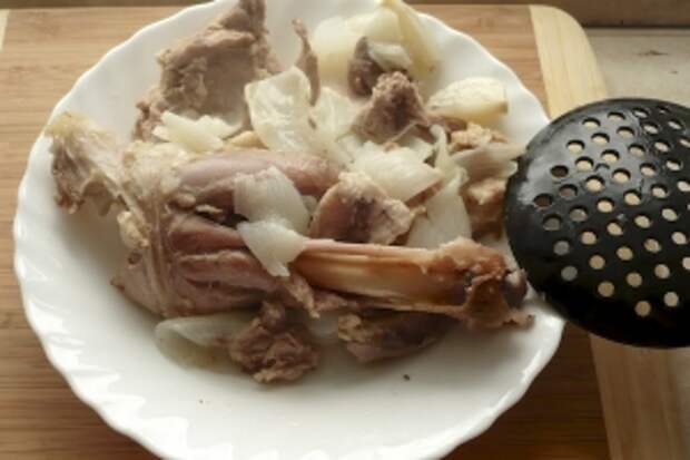 Через час после варки, достаньте мясо и лук. При необходимости процедите бульон.