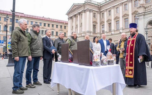 Из Петербурга для 6-й армии и Ленинградского полка отправили 90-й гуманитарный конвой