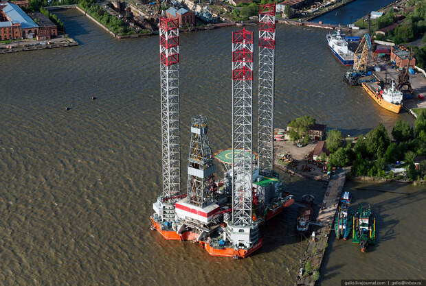 Самоподъемная плавучая буровая установка «Арктическая» на причале «Кронштадтского морского завода».