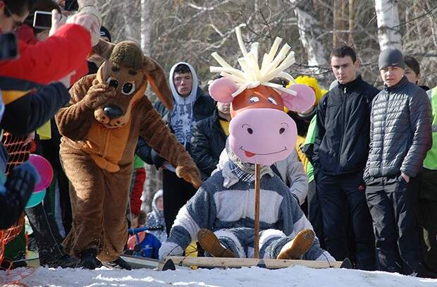 Участники гонок на тазиках в Красноярске. Фото: Виктор Хребтов / ТАСС