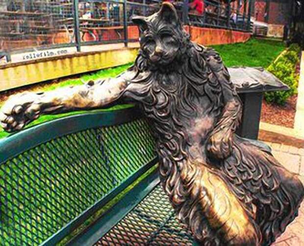 Скульптура Кот на скамейке, Мэриленд, США.