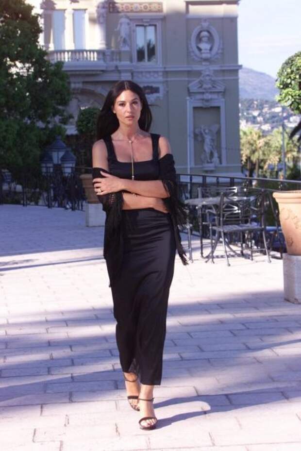 25 самых красивых чёрных платьев из обширной коллекции Моники Беллуччи