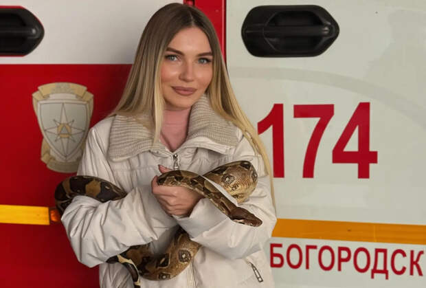 Российские спасатели вытащили питона из санузла