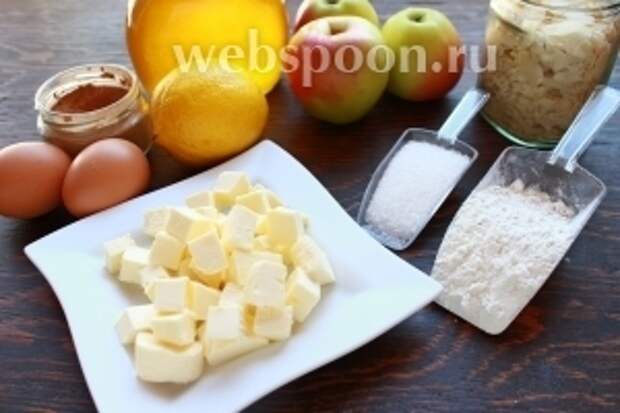 Понадобятся такие продукты: мука, масло, яблоки, мёд (у меня тимьянный, по рецепту Мёд ароматизированный тимьяном ), яйца, лимон, пряности, миндальные лепестки.