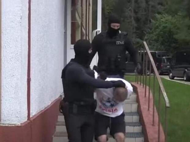 Белорусские СМИ показали паспорта задержанных под Минском россиян