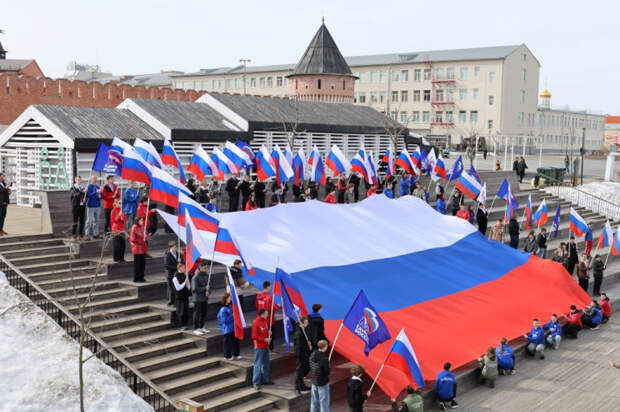 В Туле в День воссоединения Крыма с Россией развернули 15-метровый флаг РФ