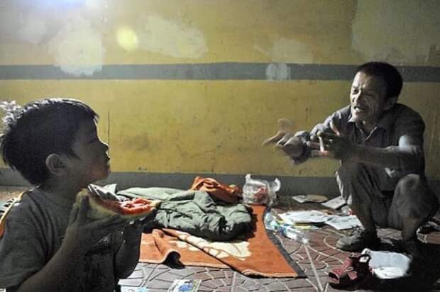 href="http://theriflebird.com/people/homeless-man-finds-a-baby-in-the-garbage-8-years-later-im-speechless/">theriflebird.com