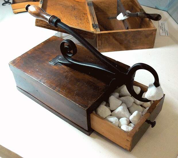 Гаджет для быстрого разламывания сахарной головы. /Фото: tea-terra.ru Гаджет для быстрого разламывания сахарной головы. /Фото: tea-terra.ru