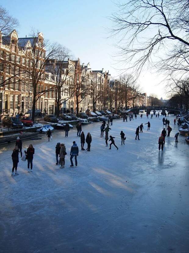 ice-skating-amsterdam-frozen-canals-netherlands-holland-1 ice-skating-amsterdam-frozen-canals-netherlands-holland-1